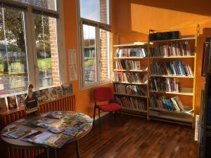 Intérieur de la bibliothèque, espace jeunesse